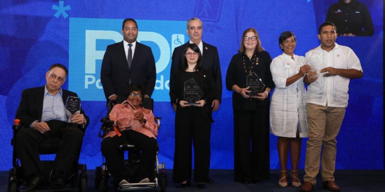 Abinader y CONADIS entregan reconocimientos en el marco de la Semana de la Discapacidad