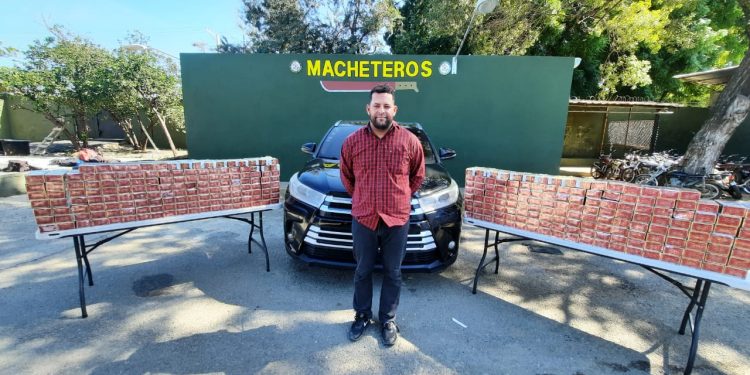 Ejército ocupa 59,600 cigarrillos ilícitos ocultos en una jeepeta en Mao