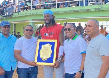 Víctor Pichardo y diputado Jhon Contreras reconocen a Elly de la Cruz y destacan avances del deporte en Monte Plata