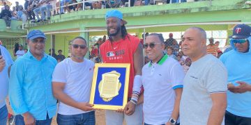 Víctor Pichardo y diputado Jhon Contreras reconocen a Elly de la Cruz y destacan avances del deporte en Monte Plata