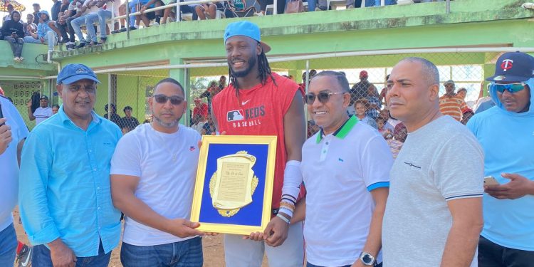 Víctor Pichardo y diputado Jhon Contreras reconocen a Elly de la Cruz y destacan avances del deporte en Monte Plata