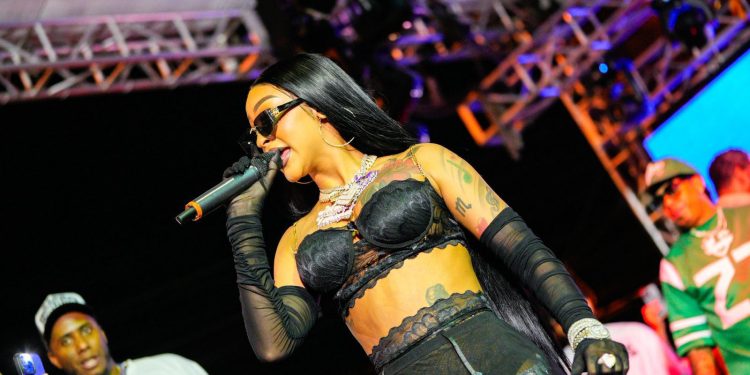 Miles disfrutan explosivo concierto navideño de ReconocidosNet en Los Guarícanos