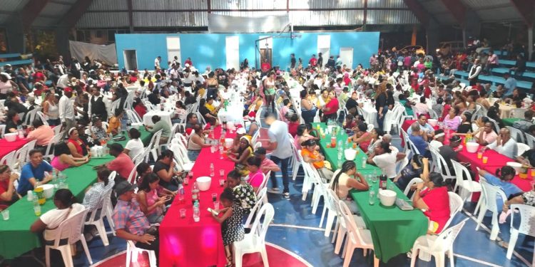 Alcaldesa Betty Gerónimo encabeza cena navideña junto a residentes en Los Guaricanos SDN