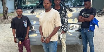 Ejército detiene conductor de autobús que transportaba extranjeros indocumentados en el maletero