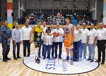 Ministro Kelvin Cruz remoza polideportivo y realiza aporte al TBS de Barahona