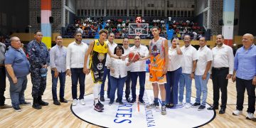Ministro Kelvin Cruz remoza polideportivo y realiza aporte al TBS de Barahona