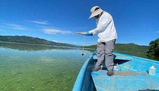 Sigue en curso investigación de Medio Ambiente sobre la coloración verde del agua en la presa de Hatillo