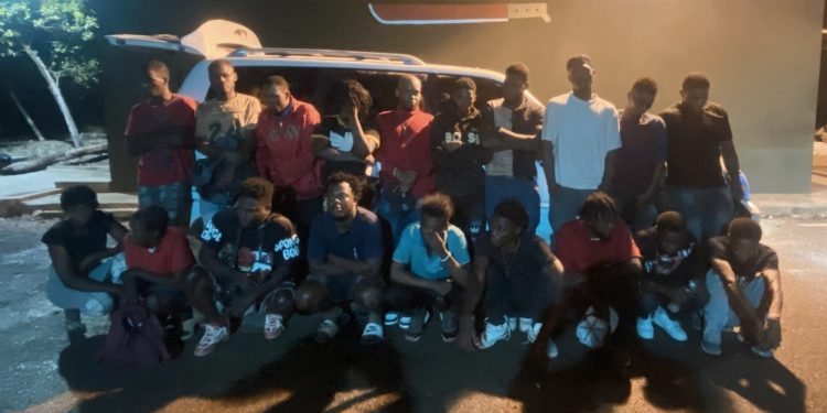 Ejército detiene dos vehículos y rescata menor dominicano durante operativos contra la migración irregular en Ámina