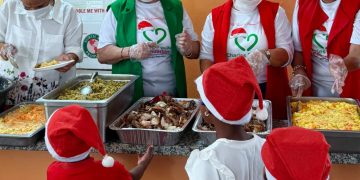 Fundaciones Charles Decker y EBDV realizan cena navideña y entrega de regalos a cientos de niños en Boruga Arriba, Hato Damas, San Cristóbal