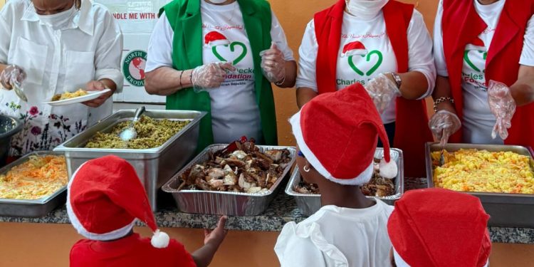 Fundaciones Charles Decker y EBDV realizan cena navideña y entrega de regalos a cientos de niños en Boruga Arriba, Hato Damas, San Cristóbal