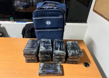 DNCD atrapa alemán con maleta llena de paquetes presumible cocaína