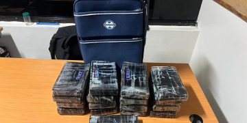 DNCD atrapa alemán con maleta llena de paquetes presumible cocaína