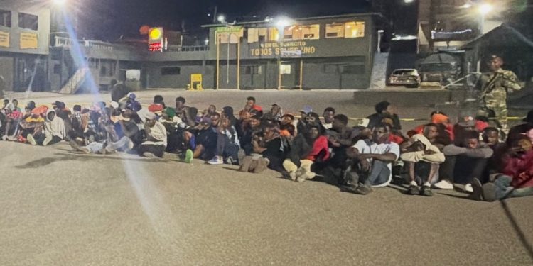 Detienen otro grupo de 125 haitianos ilegales y ocupan 14 armas blancas en Constanza 