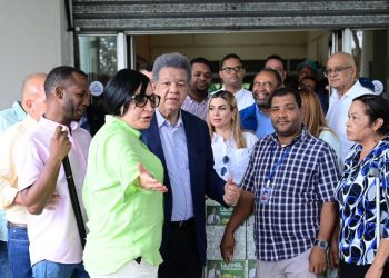 Leonel Fernández y la Fuerza Solidaria de Paola Gómez llevan cajas navideña a Hogares de adultos mayores y personas con discapacidad