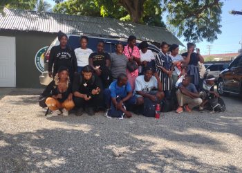 Tras persecución Ejército detiene jeepeta con 15 haitianos en Navarret