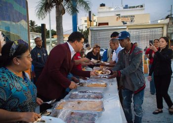 Alcalde de Santo Domingo Este comparte cena de Nochebuena con personas en condición de calle 