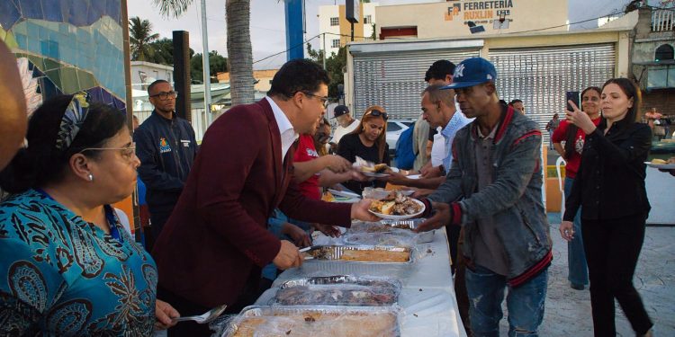 Alcalde de Santo Domingo Este comparte cena de Nochebuena con personas en condición de calle 