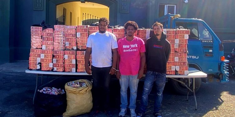 Ejército ocupa 280 mil cigarrillos ilícitos ocultos bajo carga de paja en un camión en Montecristi