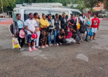 Detienen conductor de minibús transportando a 15 haitianos indocumentados en Azua