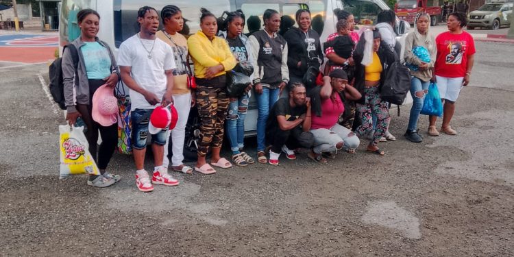 Detienen conductor de minibús transportando a 15 haitianos indocumentados en Azua