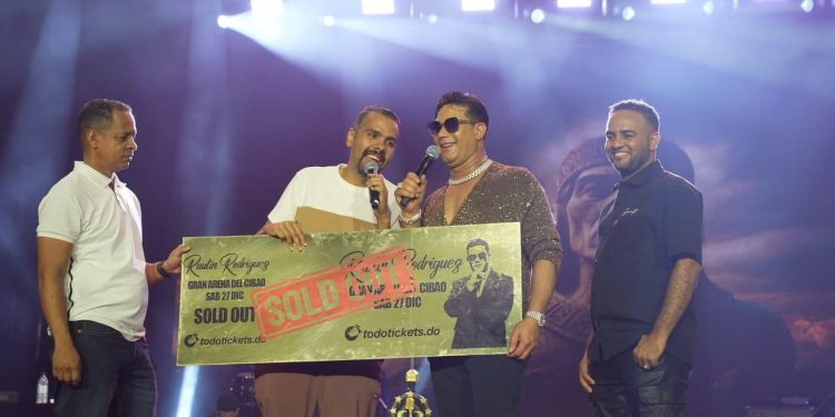 Raulín Rodríguez desborda emociones en dos noches históricas para la bachata en la Gran Arena del Cibao