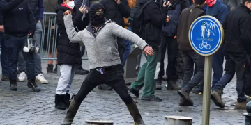 Agricultores y ganaderos europeos protestan en Bruselas contra un acuerdo comercial con Mercosur