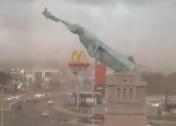 Impactante video: temporal derribó la réplica de la Estatua de la Libertad en Brasil