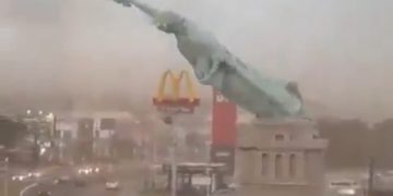 Impactante video: temporal derribó la réplica de la Estatua de la Libertad en Brasil