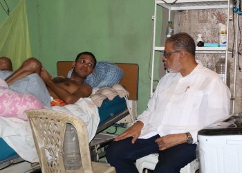 Director Desarrollo de la Comunidad visita joven con discapacidad en Los Alcarrizos; le entrega ayuda