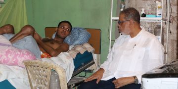 Director Desarrollo de la Comunidad visita joven con discapacidad en Los Alcarrizos; le entrega ayuda