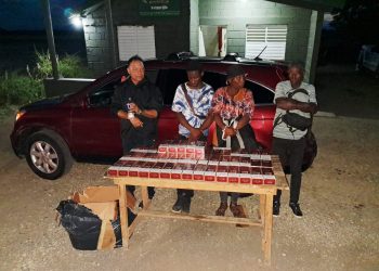 Ejército detiene hombre que transportaba extranjeros indocumentados y cigarrillos ilícitos en Montecristi