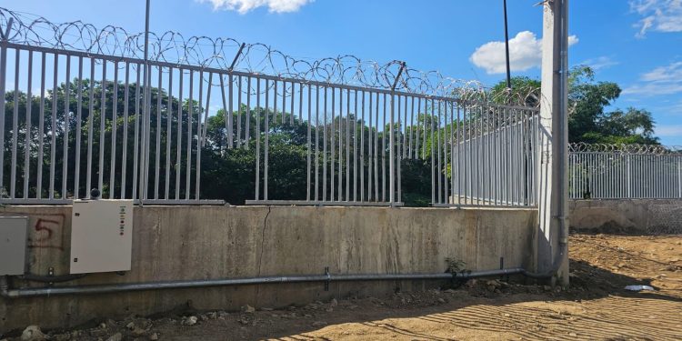 Ministerio de Defensa aclara que aperturas en la verja perimetral en Dajabón responden a trabajos autorizados en la toma de agua del canal La Vigía
