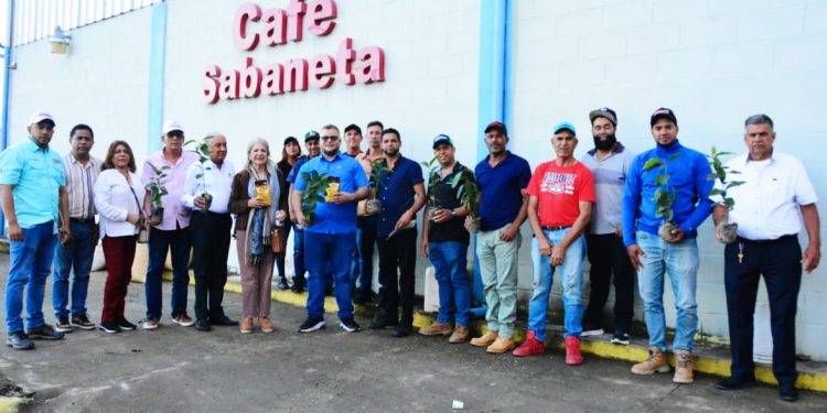 Hecmilio Galván recorre la Sierra de San José de Las Matas promoviendo la agroecología y el agroturismo