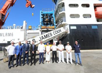 Presidente Abinader visita buque oceanográfico RRS James Cook en el Puerto de Santo Domingo
