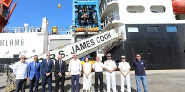 Presidente Abinader visita buque oceanográfico RRS James Cook en el Puerto de Santo Domingo