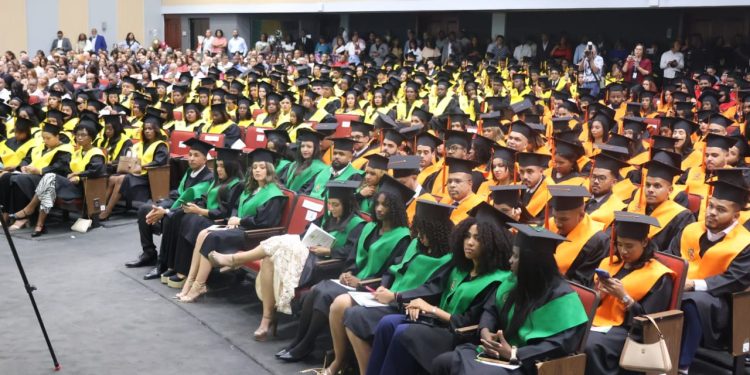 UCSD gradúa 812 nuevos profesionales en su 98ª ceremonia ordinaria