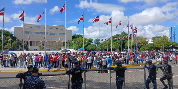 Dirigentes PRM marchan frente al Congreso en contra de la indexación salarial