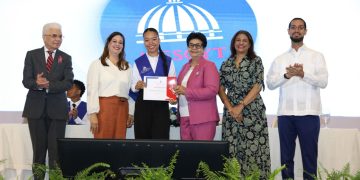 RD gradúa 20,000 jóvenes del Programa de Inglés de Inmersión 2025: “La educación transforma vidas”, afirma García Fermín