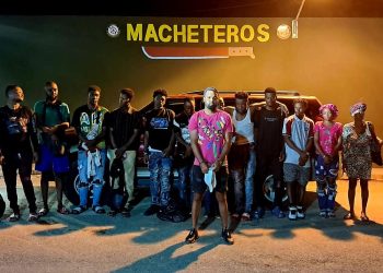 Ejército detiene camioneta con 17 indocumentados en operativo realizado en Ámina, Valverde