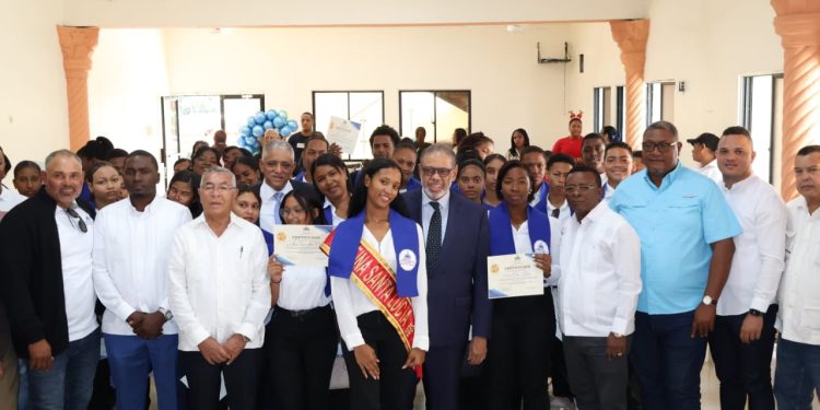 Desarrollo de la Comunidad capacita en barbería y belleza a residentes en Las Matas de Farfán