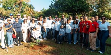 Alcaldía del DN y Conadis desarrollan siembra inclusiva en el Mirador Sur