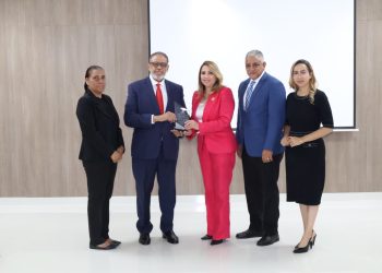 Desarrollo de la Comunidad reconoce a arqueóloga Katlent Martínez por su destacada labor en Egipto