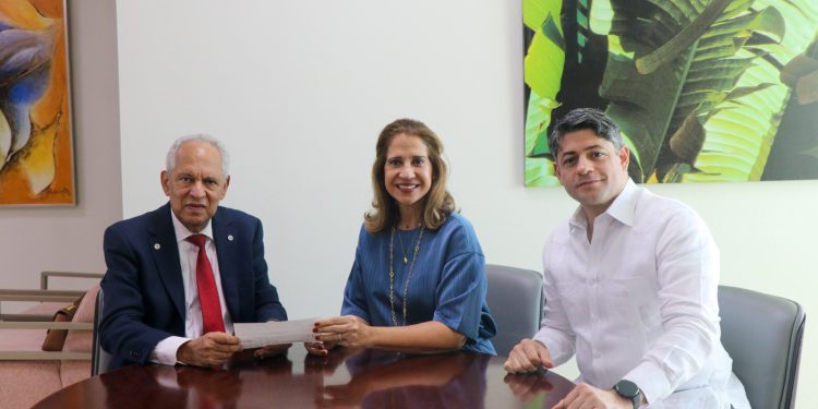 Donación del HOMS impulsa programa de becas de la Fundación Madre y Maestra