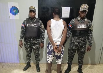 Policía ocupa cuatro armas ilegales, más de 250 porciones de drogas y arresta a dos por robo en Monte Plata