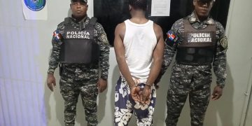 Policía ocupa cuatro armas ilegales, más de 250 porciones de drogas y arresta a dos por robo en Monte Plata