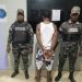 Policía ocupa cuatro armas ilegales, más de 250 porciones de drogas y arresta a dos por robo en Monte Plata