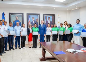 Ministro Educación resalta victoria de estudiantes dominicanos en competencia internacional Desafío Naranja