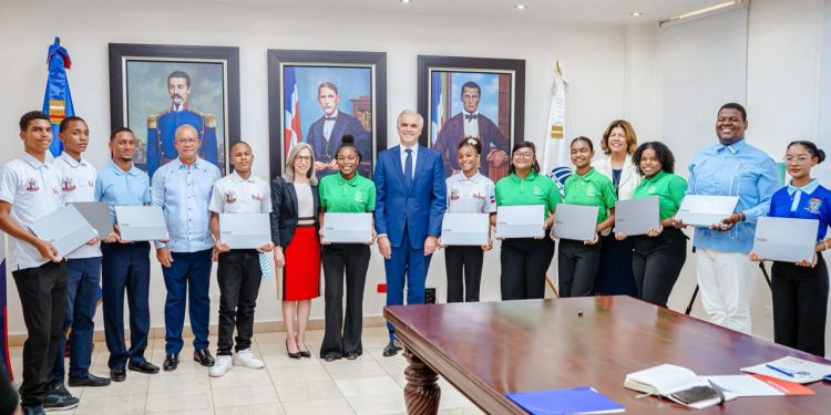 Ministro Educación resalta victoria de estudiantes dominicanos en competencia internacional Desafío Naranja