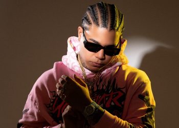 Donaty se disculpa tras incidente con agentes PN en tarima por portar arma visible