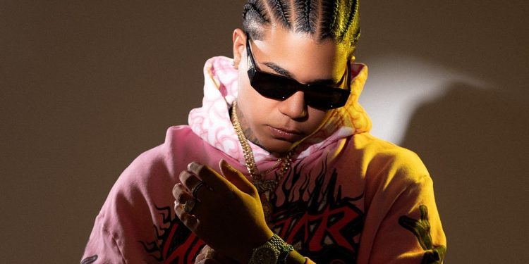 Donaty se disculpa tras incidente con agentes PN en tarima por portar arma visible